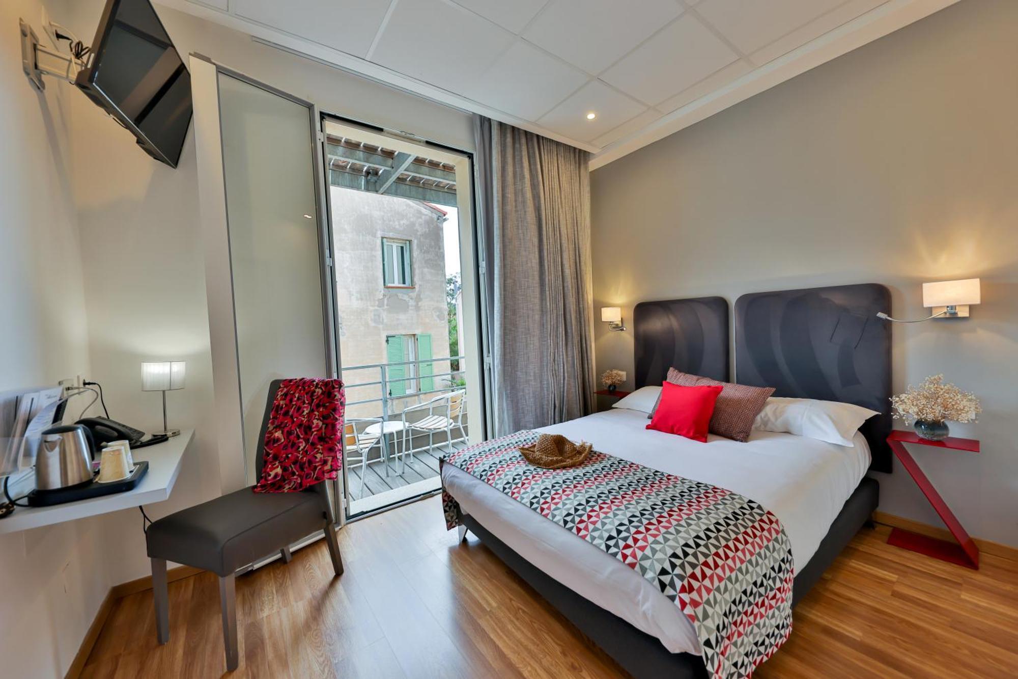 Hotel Mediterranee Кальві Екстер'єр фото