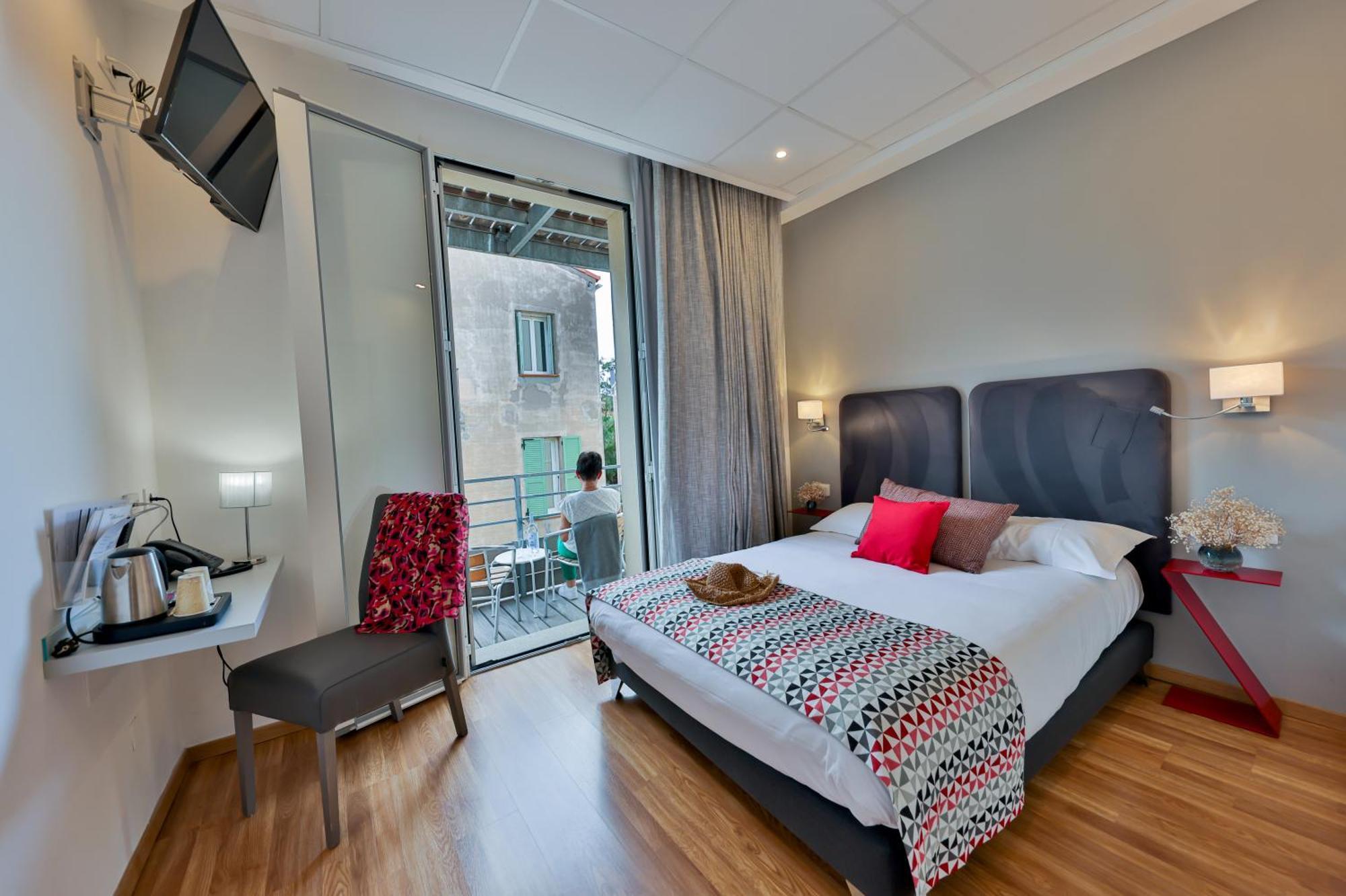 Hotel Mediterranee Кальві Екстер'єр фото